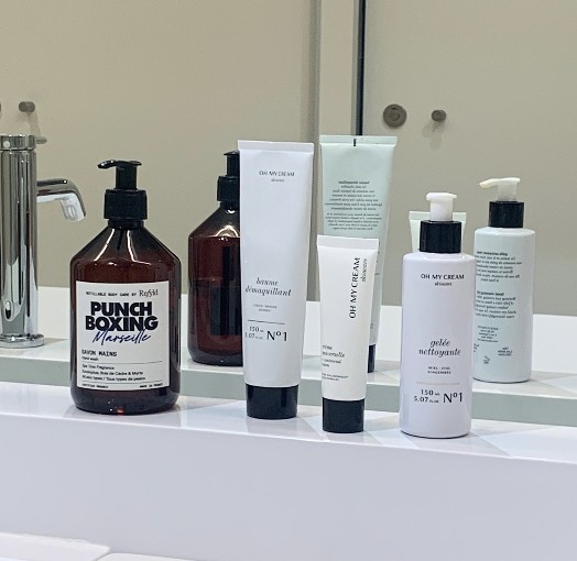 Serviettes et produits de toilette mis à disposition dans les vestiaires